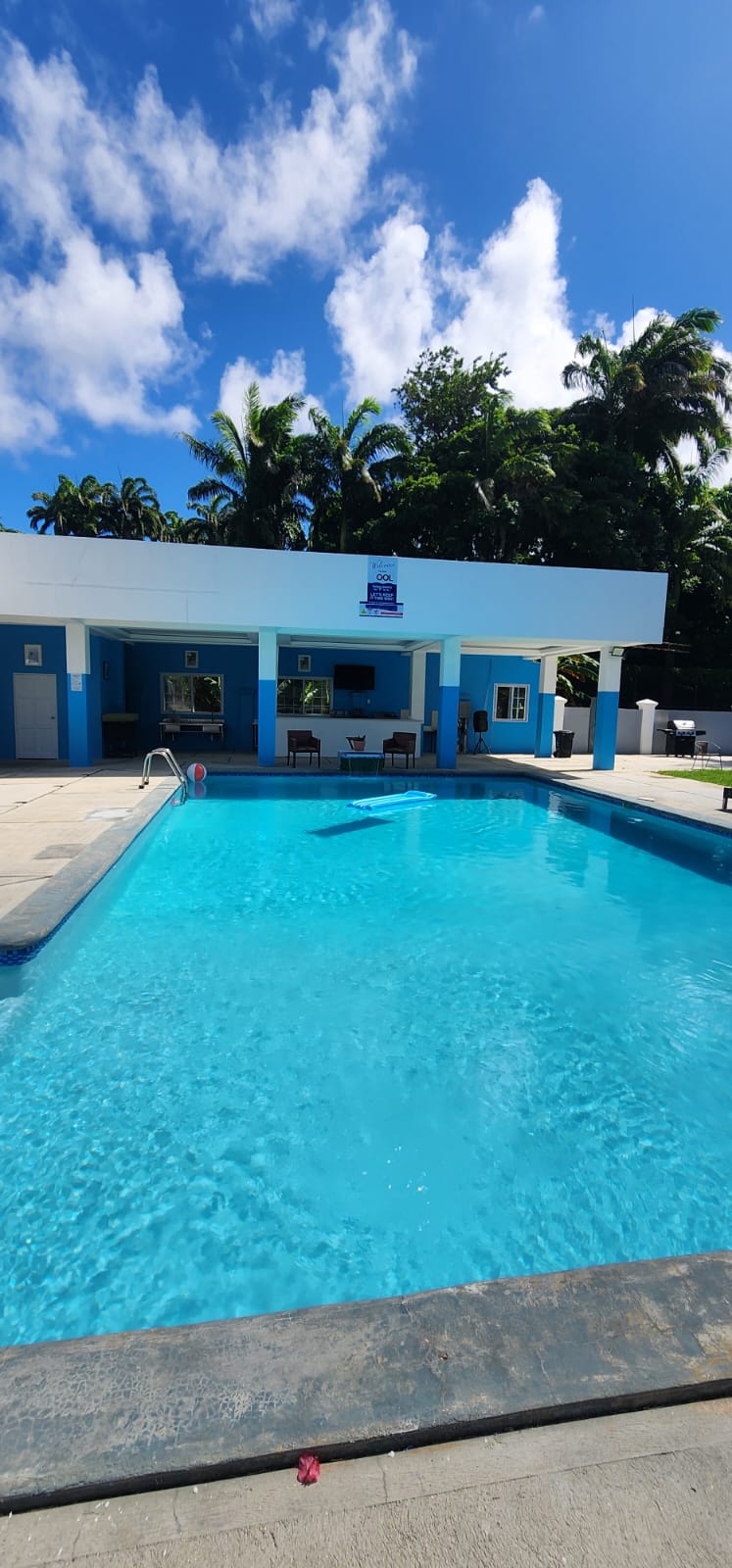 Swimming pool viewed from the front